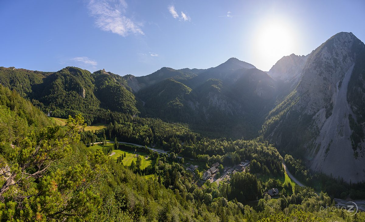 Sončen razgled na gorsko pokrajino med pohodom na Begunjščico