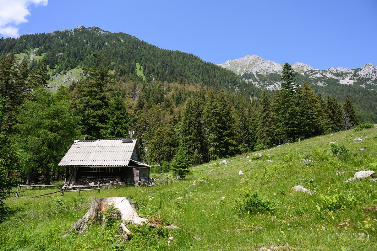 Planina pod Begunjščico z gorsko kočo in travniki