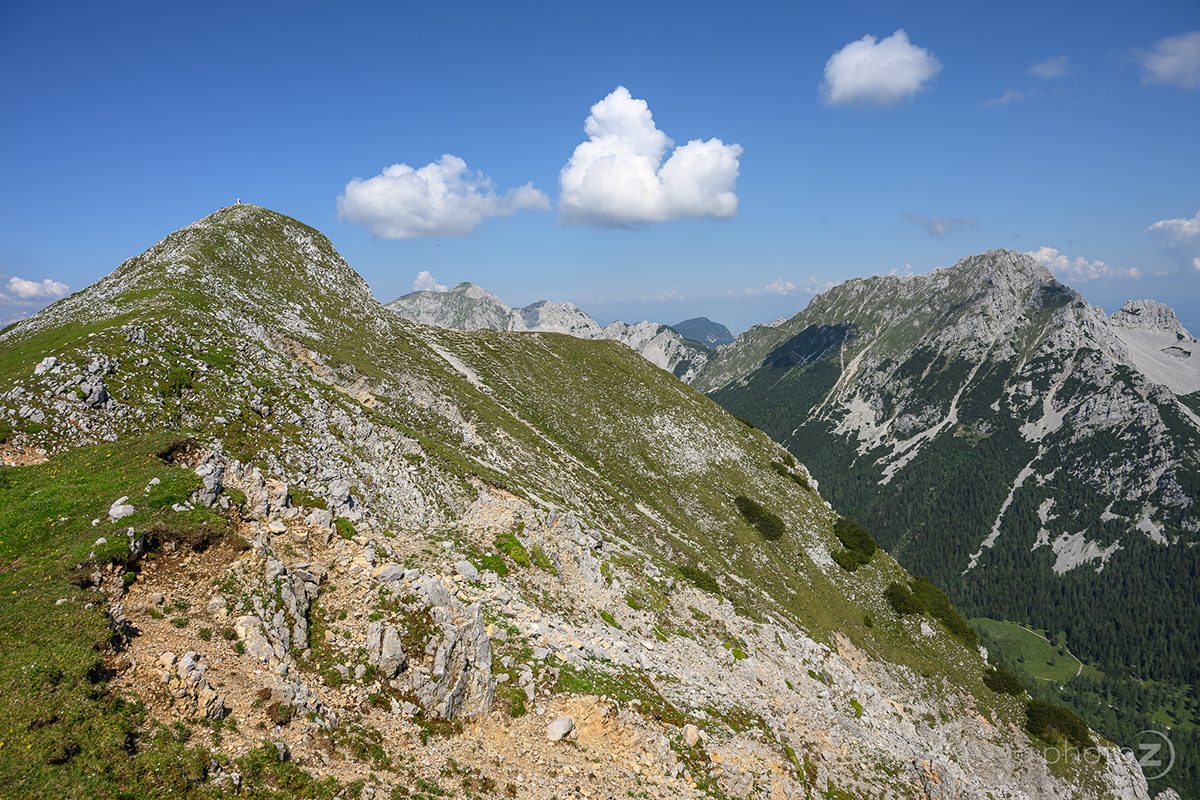 Skalnat greben na poti proti vrhu Begunjščice