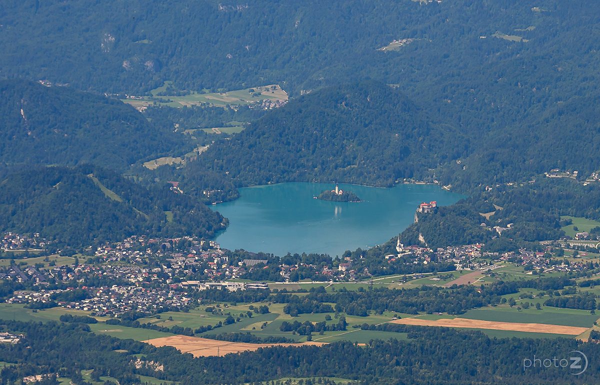 Pogled z Begunjščice na Blejsko jezero in okoliške gore