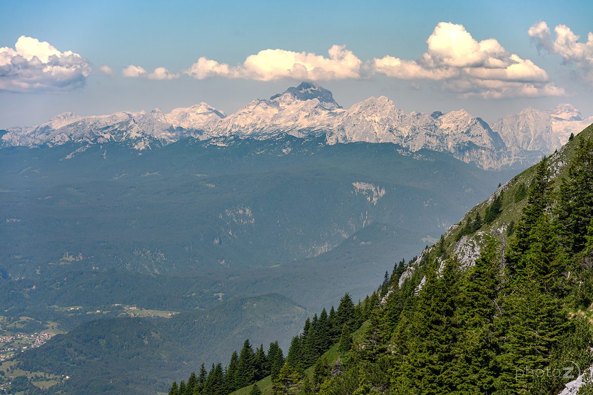 Panoramski razgled z Begunjščice proti oddaljenim goram